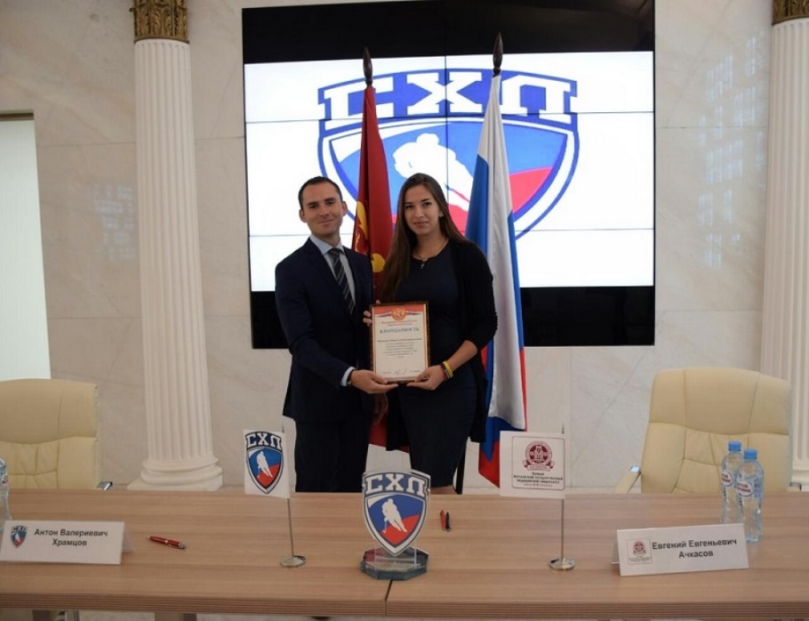 Студентку Медицинского колледжа №1 поблагодарил президент Федерации хоккея России